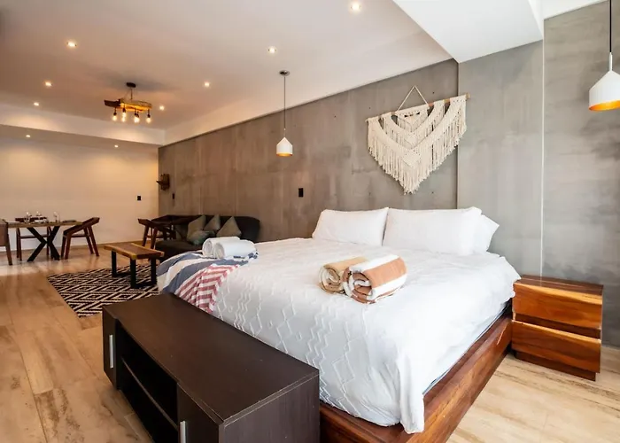 Retreat Pool Gym & Great Location Apartment