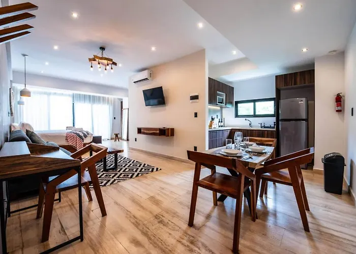 Apartment Retreat Pool Gym & Great Location