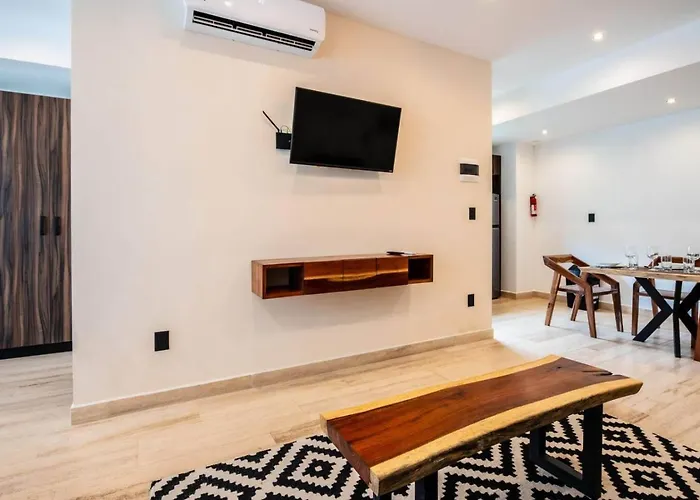 Retreat Pool Gym & Great Location Apartment *