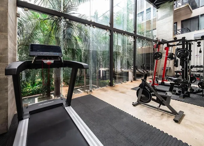 Retreat Pool Gym & Great Location Apartment *