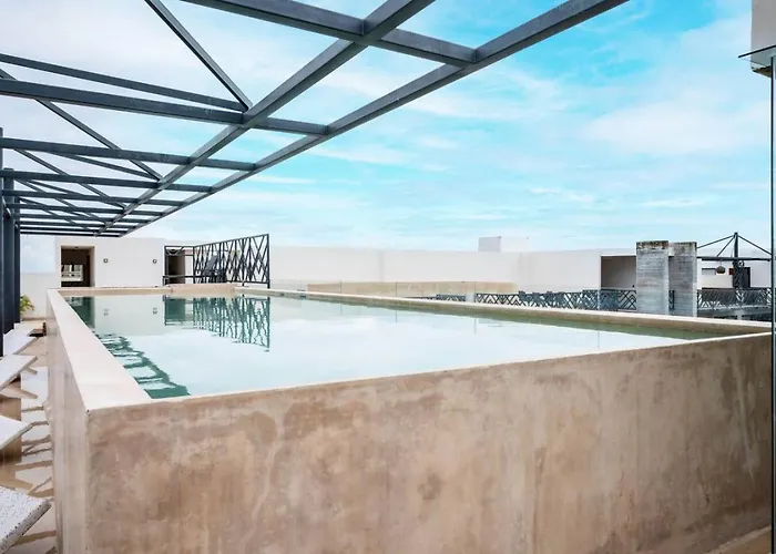Apartment Retreat Pool Gym & Great Location