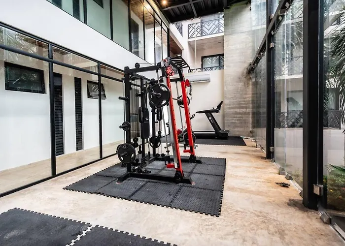 Retreat Pool Gym & Great Location Apartment *