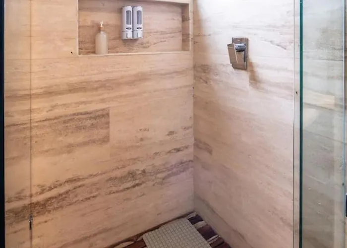 Apartment Retreat Pool Gym & Great Location *